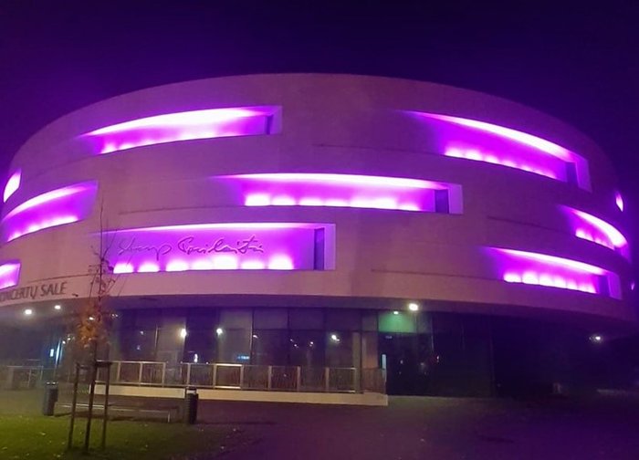 Palangos koncertų salė pasipuošė purpurine spalva 