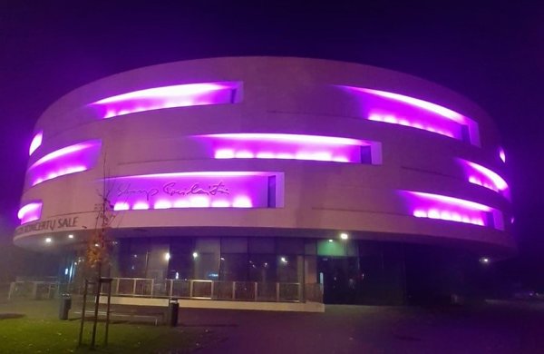 Palangos koncertų salė pasipuošė purpurine spalva 