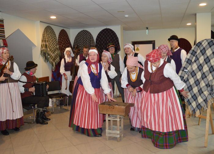 Savivaldybėje pristatoma Tradicinės tekstilės auksarankių darbų paroda. Kviečiame apsilankyti