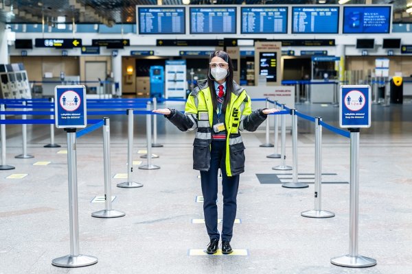Priminimas keleiviams: Lietuvos oro uostuose ir toliau privaloma dėvėti apsaugines veido kaukes