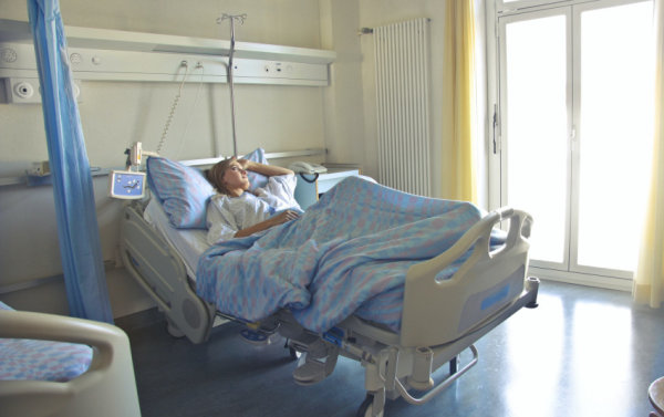 Artimųjų lankymas ligoninėje pandemijos metu: bendra tvarka galios visiems