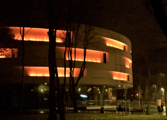Tarptautinę kovos su smurtu prieš moteris dieną Palangos koncertų salė nušvito oranžine spalva