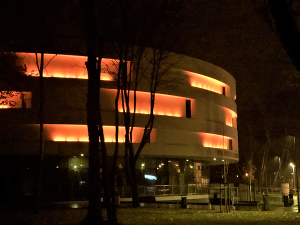 Tarptautinę kovos su smurtu prieš moteris dieną Palangos koncertų salė nušvito oranžine spalva