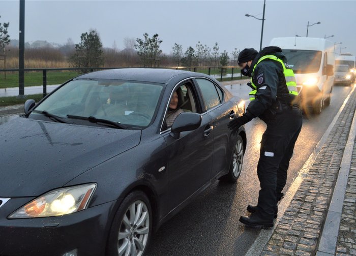 Policijos pareigūnai kontroliuoja atvykimą į Palangą