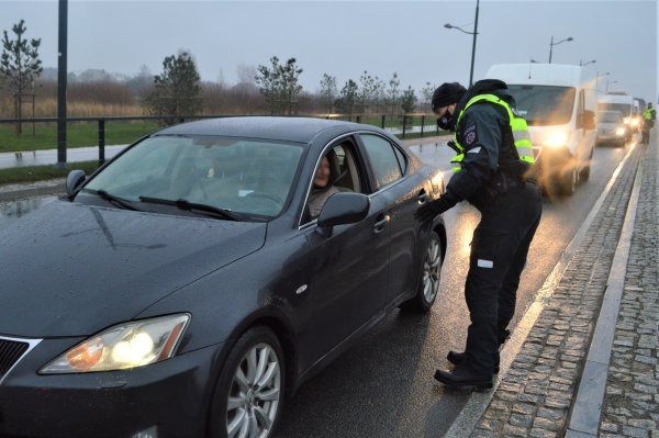 Policijos pareigūnai kontroliuoja atvykimą į Palangą