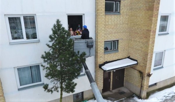 Šimtametė ponia Adelė jubiliejaus proga pasveikinta netradiciniu būdu 