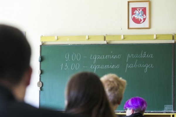 Per egzaminų sesiją susirgę ar izoliacijoje esantys abiturientai egzaminus galės laikyti vėliau