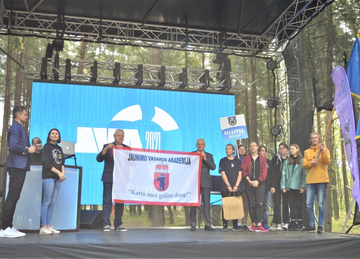 Palangai perduota Jaunimo vasaros akademijos vėliava