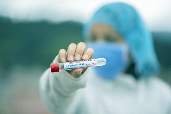 Simptomus turinčių asmenų testavimas būtinas COVID-19 pandemijai suvaldyti
