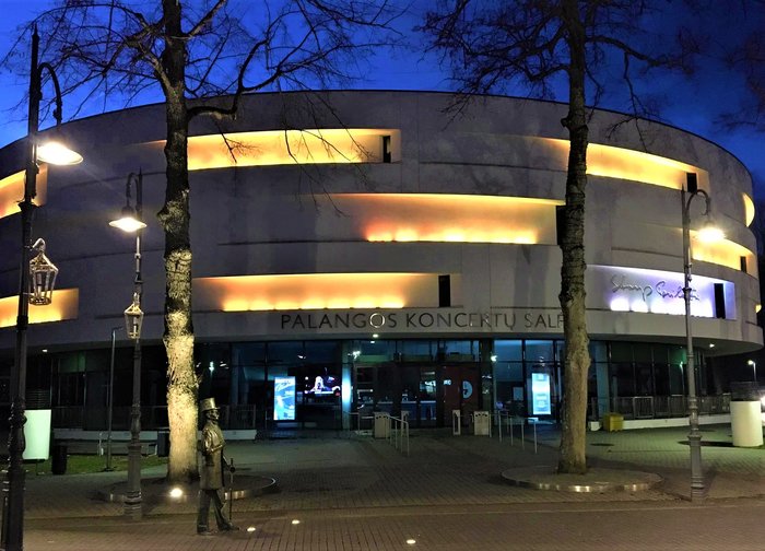 Tarptautinę kovos su smurtu prieš moteris dieną Koncertų salė nušvito oranžine spalva