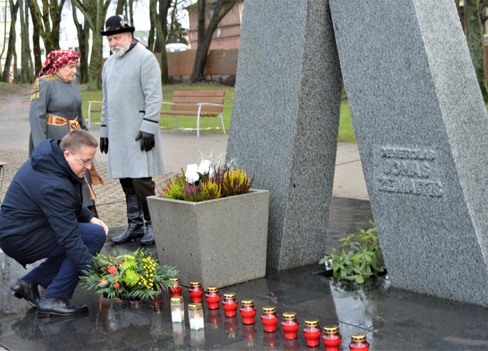 Laisvės gynėjų dieną – gėlės ir atminimo žvakutės tautos didvyriams