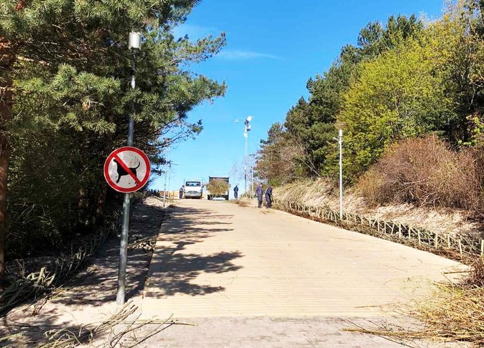 Gražuolio jūros tilto prieigos pasipuoš nauja medienos danga