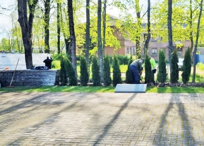 Palangoje nukeltas obeliskas, jo vietoje pastatyta pilko granito atminimo lenta