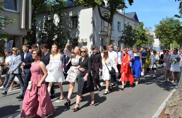 Palangos senosios gimnazijos abiturientams įteikti brandos atestatai