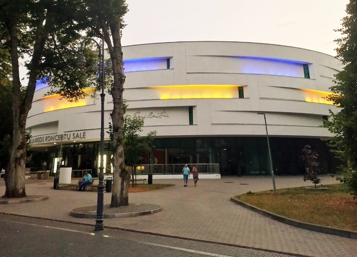 Palangos koncertų salė nušvito Ukrainos vėliavos spalvomis – šiandien Ukrainos Nepriklausomybės...