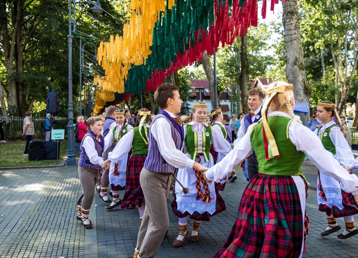 Prasideda tarptautinis liaudiškų šokių festivalis “Palangos miestely”. Esant labai prastam orui,...