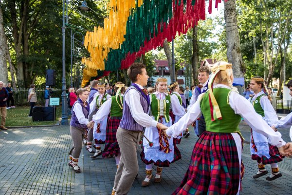 Prasideda tarptautinis liaudiškų šokių festivalis “Palangos miestely”. Esant labai prastam orui,...