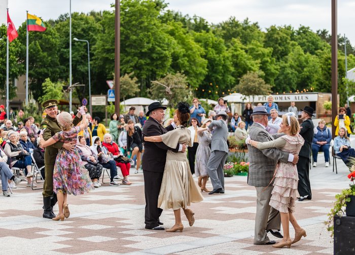 Savaitgalį Šventojoje vyks išskirtinis retro festivalis –  menininkų skveras ir šokiai su svingo...