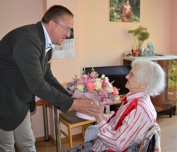 Šventojiškei Janinai Stirblienei 102 -ojo gimtadienio proga - sveikinimai visų kurorto gyventojų...