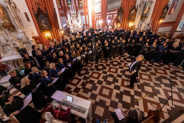 "Cantate Palangai" - pulsuojantys pasaulio ritmai su "Symphonic Adiemus"
