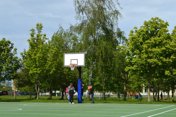 Atnaujinta daugiabučių namų kvartale esanti krepšinio aikštelė