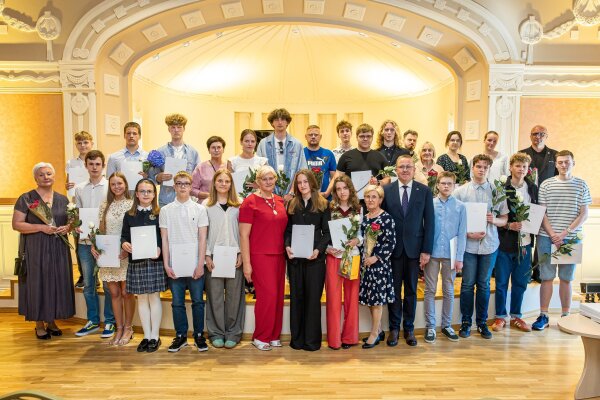 Pagerbti stropiausi miesto moksleiviai – už išskirtinius pasiekimus įteiktos piniginės premijos