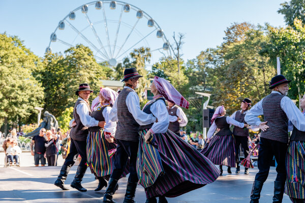 Prasideda tarptautinis liaudiškų šokių festivalis „Palangos miestely“