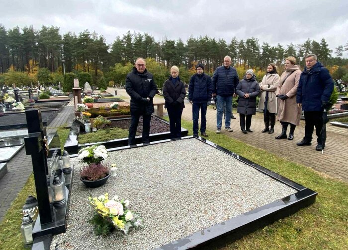 Artėjant Vėlinėms aplankyti išėjusių Savivaldybės tarybos narių, miesto garbės piliečių bei...