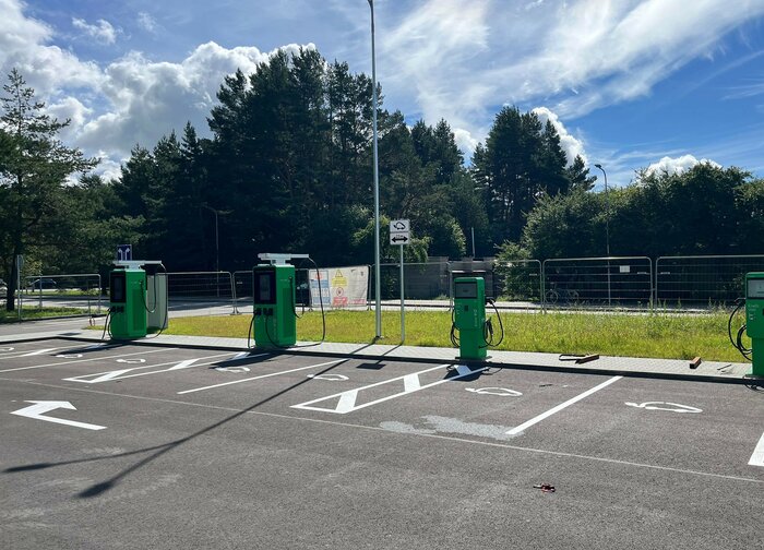 Palangoje – 5 naujos „Enefit“ elektromobilių įkrovimo stotelės
