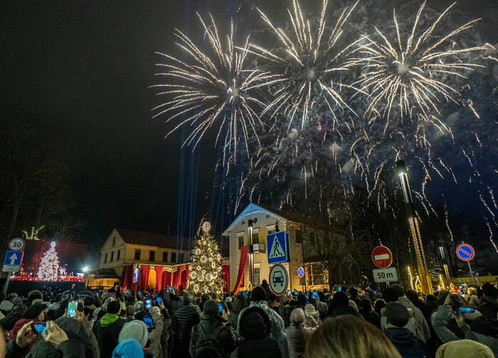 Žvaigždėtų stebuklų kupinas kurortas – suspindo miesto eglė ir „Palangos ledas“