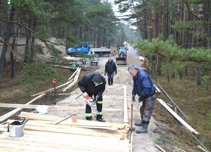 Paplūdimiuose prasidėjo pasirengimo vasarai darbai – atnaujinami mediniai takai