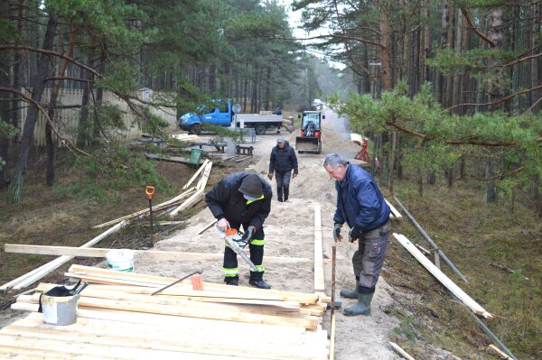 Paplūdimiuose prasidėjo pasirengimo vasarai darbai – atnaujinami mediniai takai