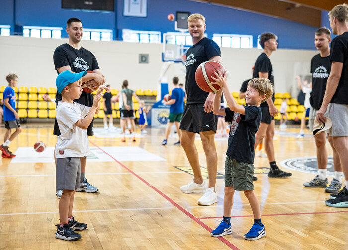 Palangoje atidaryta krepšinio stovykla, subūrusi daugiau nei 100 jaunųjų sportininkų