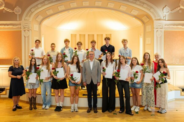 Palangos miesto savivaldybė įteikė pinigines premijas gabiems miesto moksleiviams