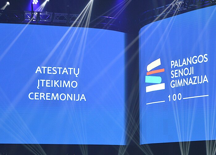 Palangos senosios gimnazijos abiturientams įteikti brandos atestatai