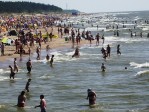 Palangoje - poilsiautojų gausa.