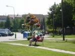 Daugiabučių kvartaluose įrengti suolai neliko nepastebėti. 