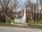 Žiedais apsipylęs laivas traukia praeivių žvilgsnius.