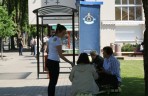 Praeiviams išdalintos gėlės-lipdukai. 