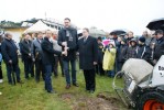 N. Jaruševičius, A. Sabonis ir Š. Vaitkus pasirengę į būsimuosius pamatus įmūryti kapsulę. 