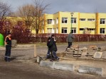 Komunalininkai tvrako po žiemos apgadintus šaligatvius.