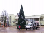 Baigiama puošti miesto eglė.