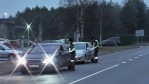 Policijos pasreigūnai tikrina vairuotojų dokumentus.