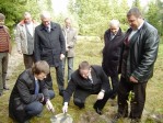 Įmūrijama kapsulė su laišku ateities kartoms.