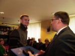 R. Seibučiui įteikiamas Palangos miesto jubiliejinis medalis.